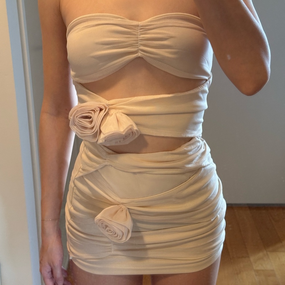 Strapless Mini Cut-Out Bodycon Dress with Floral Details Ivory Cream